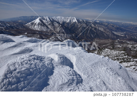 甲子旭岳山頂付近から流石山、三倉山方面を見る 甲子旭岳山頂付近から流石山、三倉山方面を見る 107738287