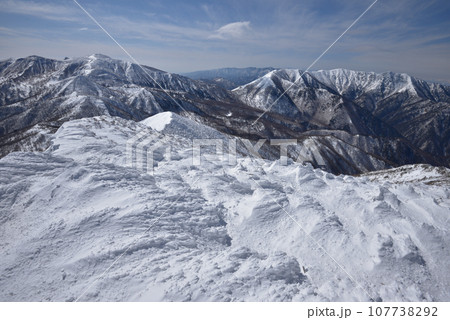 甲子旭岳山頂付近から那須連山、三本槍岳から大峠、流石山方面を見る 107738292