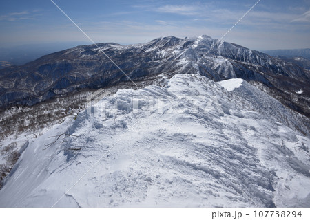 甲子旭岳山頂南側から那須連山、三本槍岳を見る 107738294