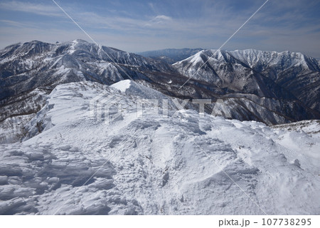 甲子旭岳山頂付近から那須連山、三本槍岳から大峠、流石山方面を見る 107738295