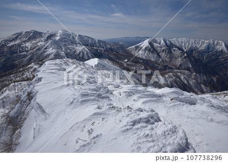 甲子旭岳山頂付近から那須連山、三本槍岳から大峠、流石山方面を見る 甲子旭岳山頂付近から那須連山、三本槍岳から大峠、流石山方面を見る 107738296