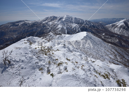 甲子旭岳山頂付近から那須連山、三本槍岳から大峠、流石山方面を見る 甲子旭岳山頂付近から那須連山、三本槍岳から大峠、流石山方面を見る 107738298