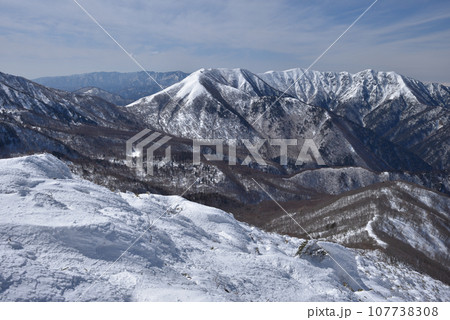 甲子旭岳山頂付近から流石山、三倉山方面を見る 107738308