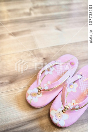 床に置かれた七五三の女の子の着物草履 床に置かれた七五三の女の子の着物草履 107738501