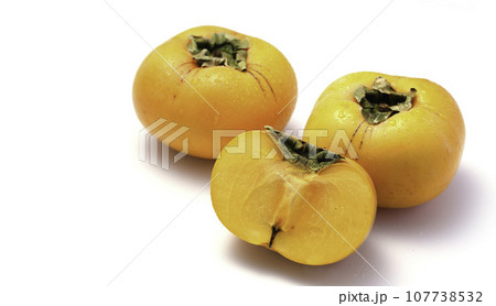 とっても甘い秋の味覚 柿 フルーツ (白バック)柿の実 とっても甘い秋の味覚 柿 フルーツ (白バック)柿の実 107738532