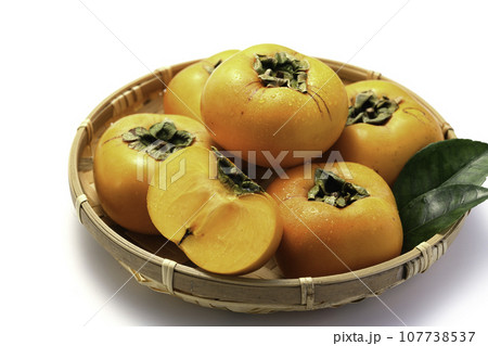 とっても甘い秋の味覚 柿 フルーツ （白バック）柿の実 107738537