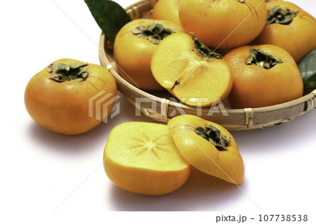 とっても甘い秋の味覚 柿 フルーツ (白バック)柿の実 とっても甘い秋の味覚 柿 フルーツ (白バック)柿の実 107738538