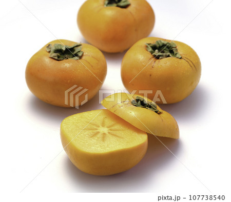 とっても甘い秋の味覚 柿 フルーツ （白バック）柿の実 107738540