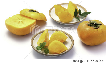 とっても甘い秋の味覚 柿 フルーツ （白バック）柿の実 107738543