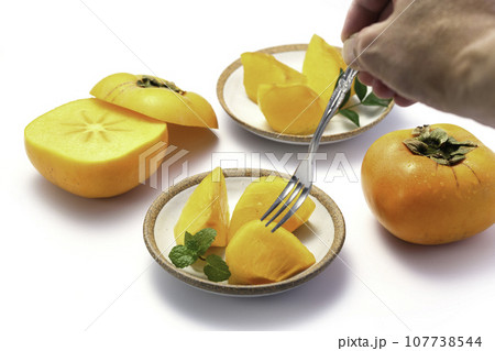 とっても甘い秋の味覚 柿 フルーツ （白バック）柿の実 107738544