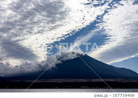 <富士山>山中湖より眺める富士山 <富士山>山中湖より眺める富士山 107739400