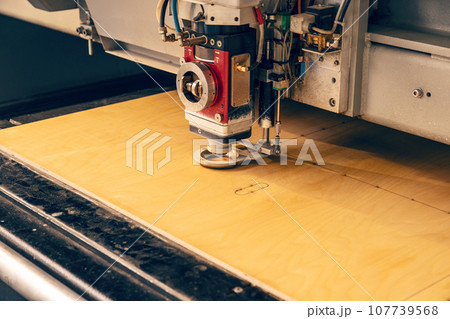 Laser cutting machine 107739568