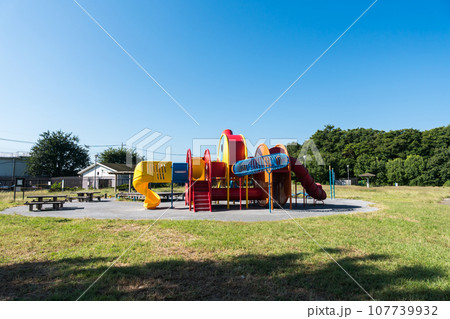 西町公園 巨大な遊具 秋晴れの青空 東京都調布市 西町公園 巨大な遊具 秋晴れの青空 東京都調布市 107739932