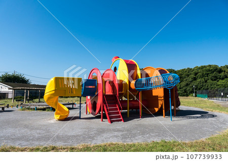 西町公園 巨大な遊具 秋晴れの快晴 東京都調布市 西町公園 巨大な遊具 秋晴れの快晴 東京都調布市 107739933