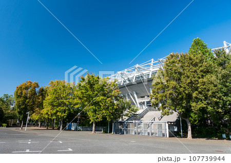 味の素スタジアム アジパンダ広場 秋晴れの青空 東京都調布市 味の素スタジアム アジパンダ広場 秋晴れの青空 東京都調布市 107739944
