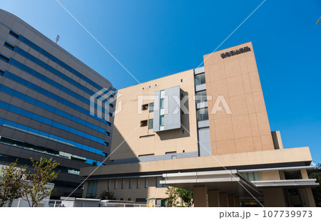 調布東山病院　秋晴れの青空　東京都調布市 107739973