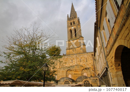 フランスボルドー近郊のワインの名産地で世界文化遺産、サンテミリオンのシンボルのモノリス教会の尖塔 フランスボルドー近郊のワインの名産地で世界文化遺産、サンテミリオンのシンボルのモノリス教会の尖塔 107740017