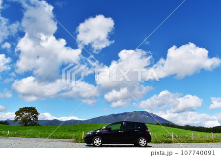 岩手山と一本桜と車 岩手山と一本桜と車 107740091