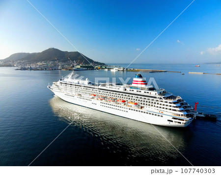 秋の北海道函館市函館港に寄港するクルーズ船飛鳥Ⅱの風景を撮影 107740303
