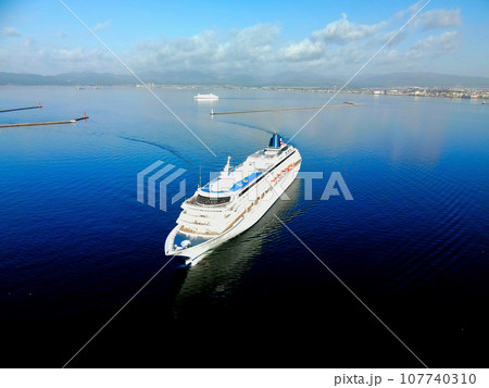 秋の北海道函館市函館港に寄港するクルーズ船飛鳥Ⅱの風景を撮影 秋の北海道函館市函館港に寄港するクルーズ船飛鳥Ⅱの風景を撮影 107740310