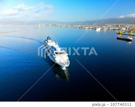 秋の北海道函館市函館港に寄港するクルーズ船飛鳥Ⅱの風景を撮影 秋の北海道函館市函館港に寄港するクルーズ船飛鳥Ⅱの風景を撮影 107740311