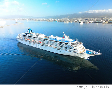 秋の北海道函館市函館港に寄港するクルーズ船飛鳥Ⅱの風景を撮影 秋の北海道函館市函館港に寄港するクルーズ船飛鳥Ⅱの風景を撮影 107740315