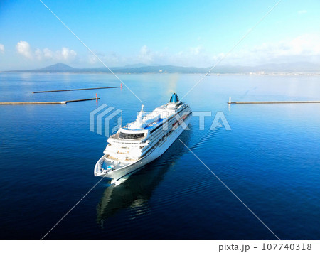秋の北海道函館市函館港に寄港するクルーズ船飛鳥Ⅱの風景を撮影 107740318