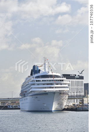 秋の北海道函館市函館港に寄港するクルーズ船飛鳥Ⅱの風景を撮影 107740336