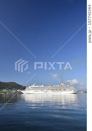 秋の北海道函館市函館港に寄港するクルーズ船飛鳥Ⅱの風景を撮影 秋の北海道函館市函館港に寄港するクルーズ船飛鳥Ⅱの風景を撮影 107740364