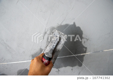 applying decorative concrete to the wall 107741302