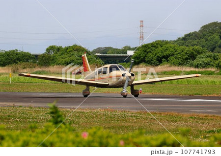 翼は空へ…これより空中散歩に♪ 滑走路へ向かう飛行機『パイパー PA-28』 翼は空へ…これより空中散歩に♪ 滑走路へ向かう飛行機『パイパー PA-28』 107741793