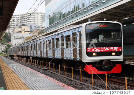 【伊豆急行】3000系〜アロハ電車〜（伊東線：熱海駅） 107742614