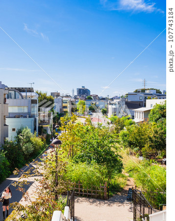 東京　下北線路街　線路跡地開発で誕生した新しい街 107743184