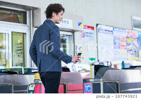 若い男性 自動改札 撮影協力「京王電鉄株式会社」 若い男性 自動改札 撮影協力「京王電鉄株式会社」 107743921