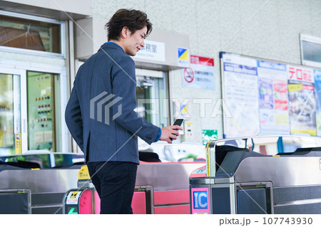 若い男性 自動改札 撮影協力「京王電鉄株式会社」 若い男性 自動改札 撮影協力「京王電鉄株式会社」 107743930