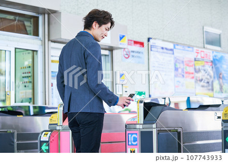若い男性 自動改札 撮影協力「京王電鉄株式会社」 若い男性 自動改札 撮影協力「京王電鉄株式会社」 107743933
