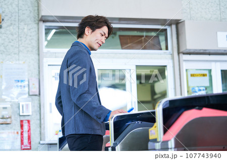 若い男性　自動改札　撮影協力「京王電鉄株式会社」 107743940