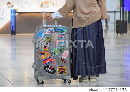 空港ターミナルとキャリーケース【旅行】 107744178