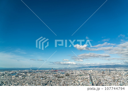 【大阪府】晴天の大阪の都市風景 107744794