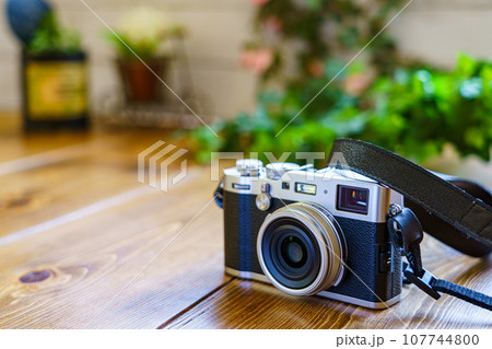 レトロな雰囲気のあるカメラ 107744800