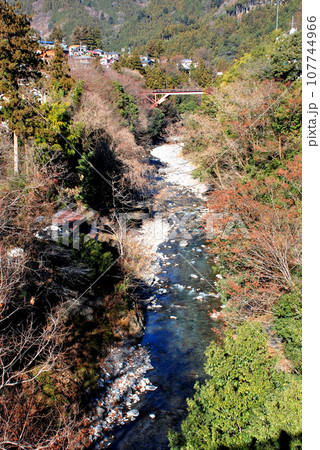 氷川大橋から日原川の上流側に架かる北氷川橋を撮った 107744966