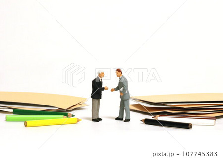 対話する二人の人物 two persons on dialog 対話する二人の人物 two persons on dialog 107745383