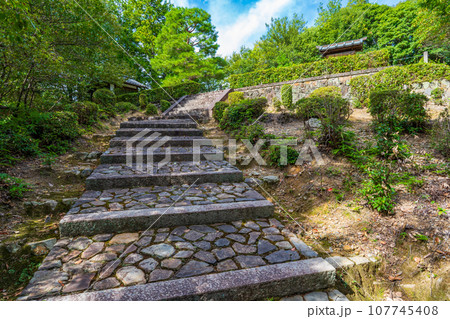 京都市右京区 第六十二代村上天皇 村上陵の参道 京都市右京区 第六十二代村上天皇 村上陵の参道 107745408