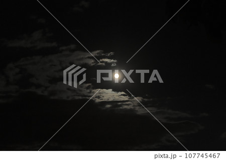 北杜市白州町、雲間に輝く月齢13.1、九月の小望月 107745467