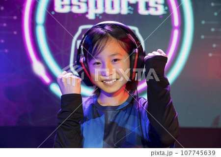 eスポーツイメージ　ガッツポーズをする女の子 107745639