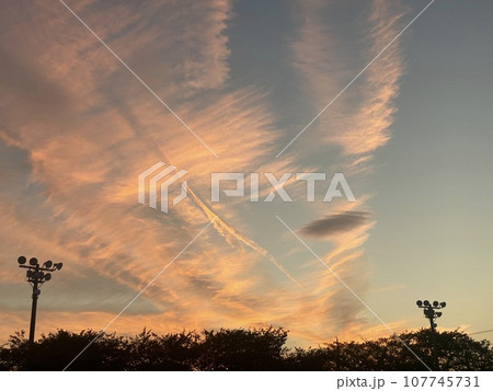 夕焼け空に浮かぶ雲 107745731
