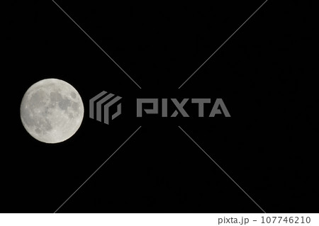 北杜市白州町、夜空に輝く月齢13.1、九月十四夜の月 107746210