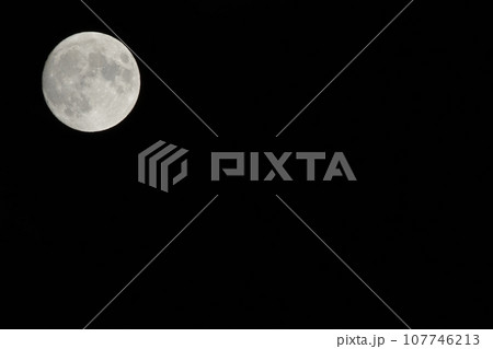 北杜市白州町、夜空に輝く月齢13.1、九月十四夜の月 107746213