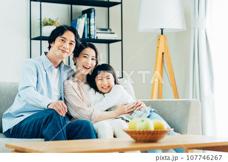 リビングでくつろぐ若い女性 リビングでくつろぐ若い女性 107746267