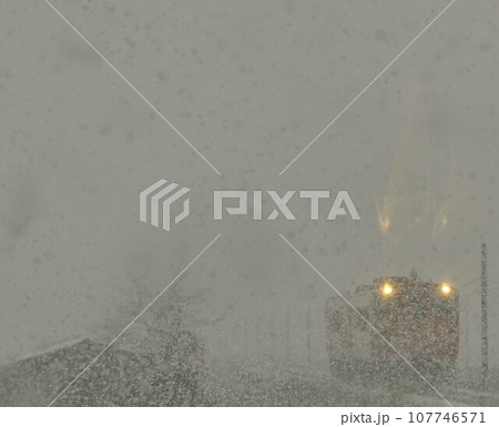 雪の中を走る列車 雪の中を走る列車 107746571